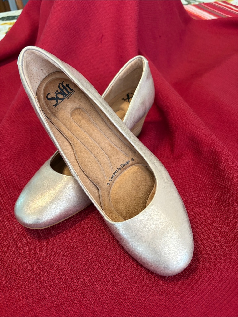 Sofft Linton Pump Women’s Sz 6  
Gold Metallic leather 2” block heel
